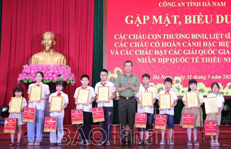 Công an Hà Nam gặp mặt, biểu dương và trao tặng quà cho các cháu thiếu nhi nhân dịp Quốc tế thiếu nhi 1/6