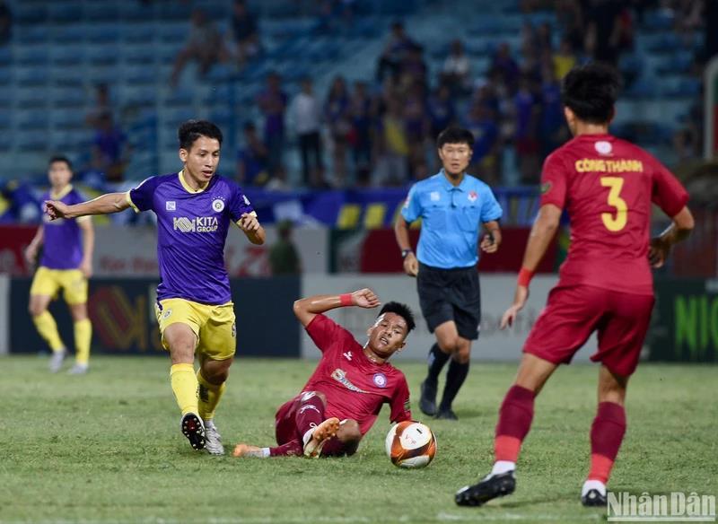 V-League: Khánh Hòa chính thức xuống hạng, Hà Nội FC níu kéo cuộc đua vô địch