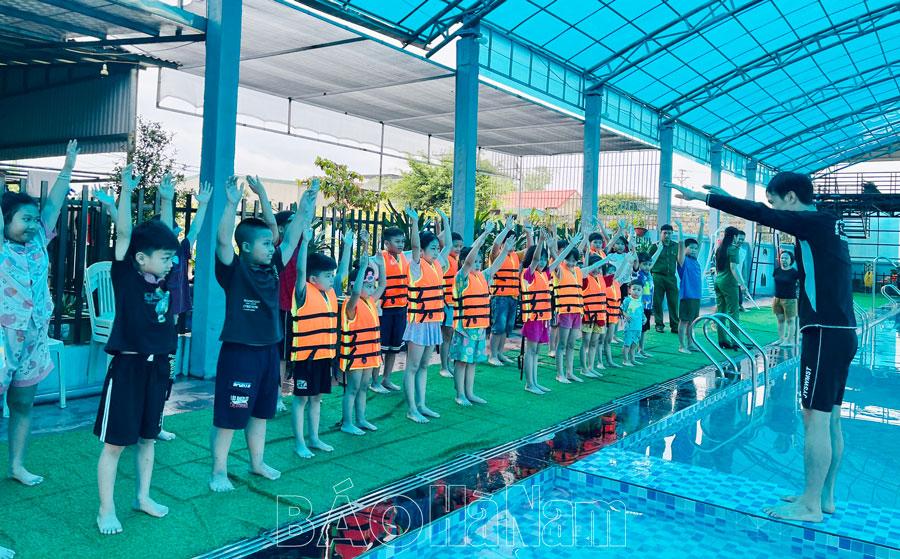 Công an huyện Bình Lục dạy bơi miễn phí cho trẻ em