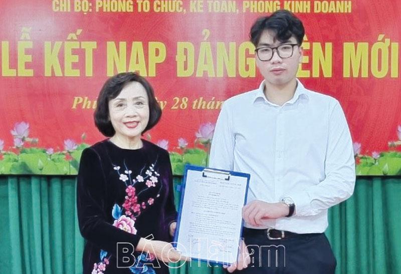 Đảng bộ Công ty cổ phần lương thực Hà Nam Ninh chú trọng tạo nguồn phát triển đảng viên