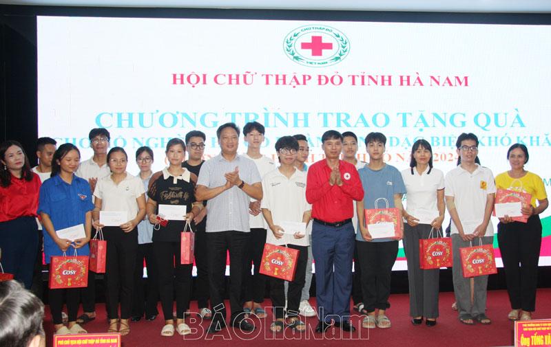 Hội Chữ thập đỏ tỉnh trao quà cho hộ nghèo, hộ có hoàn cảnh đặc biệt khó khăn