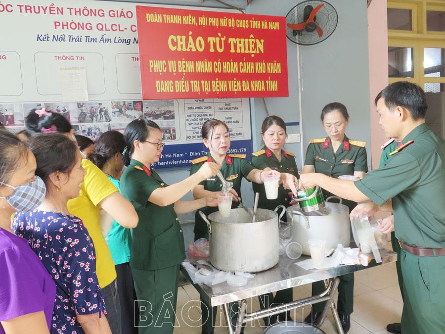 Hội Phụ nữ - Đoàn Thanh niên Bộ CHQS tỉnh cấp phát cháo từ thiện cho bệnh nhân tại Bệnh viện Đa khoa tỉnh