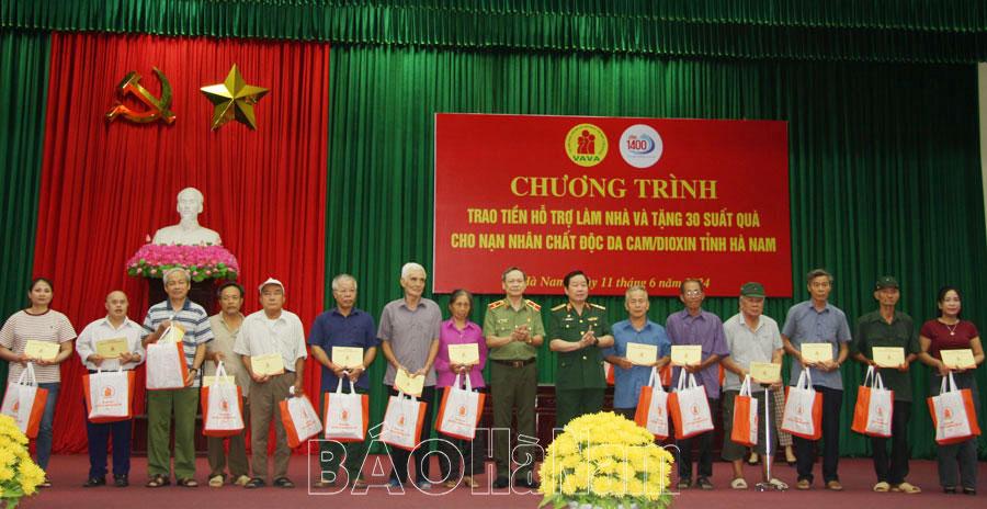 Trao tiền hỗ trợ làm nhà, tặng quà nạn nhân chất độc da cam