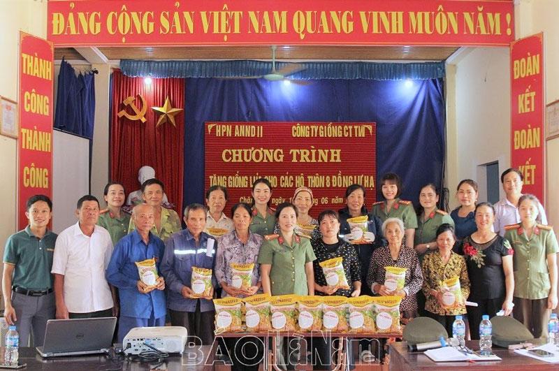 Tặng lúa giống cho hộ nông dân có hoàn cảnh khó khăn ở thôn 8 Đồng Lư Hạ