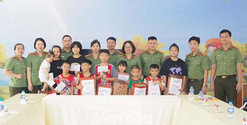 Tặng quà trẻ em có hoàn cảnh đặc biệt khó khăn tại Trung tâm công tác xã hội tỉnh