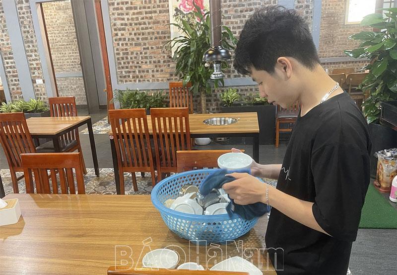 Sôi động thị trường việc làm thời vụ hè