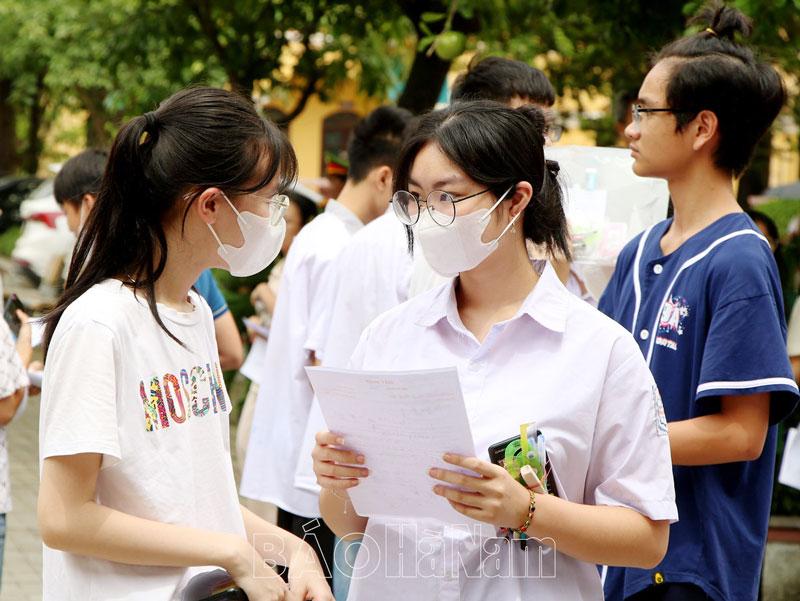 Kết thúc môn thi thứ hai, nhiều thí sinh vui vì “đề Toán dễ thở”