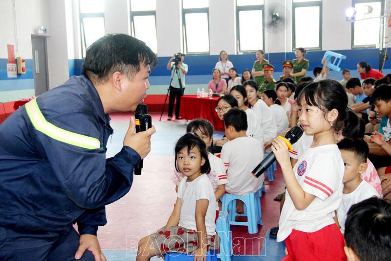 Học sinh Trường Tiểu học, THCS&THPT Mensa trải nghiệm, thực hành chữa cháy và CNCH