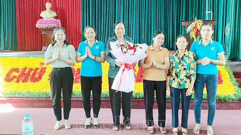 Hội LHPN xã Văn Xá ra mắt mô hình “1 +1” và mô hình “3 có, 3 biết”