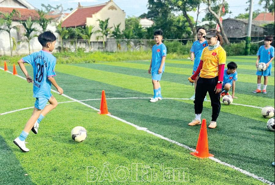 Sôi nổi các sân bóng đá dịp hè