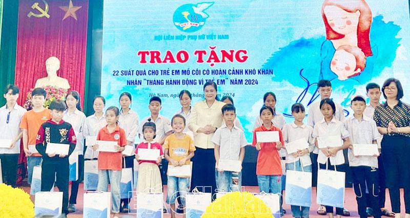 Hội LHPN Việt Nam tặng quà trẻ mồ côi hoàn cảnh khó khăn tại Lý Nhân