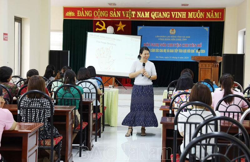 Nói chuyện chuyên đề “Kiểm soát cảm xúc cha mẹ và giao tiếp tích cực với con”