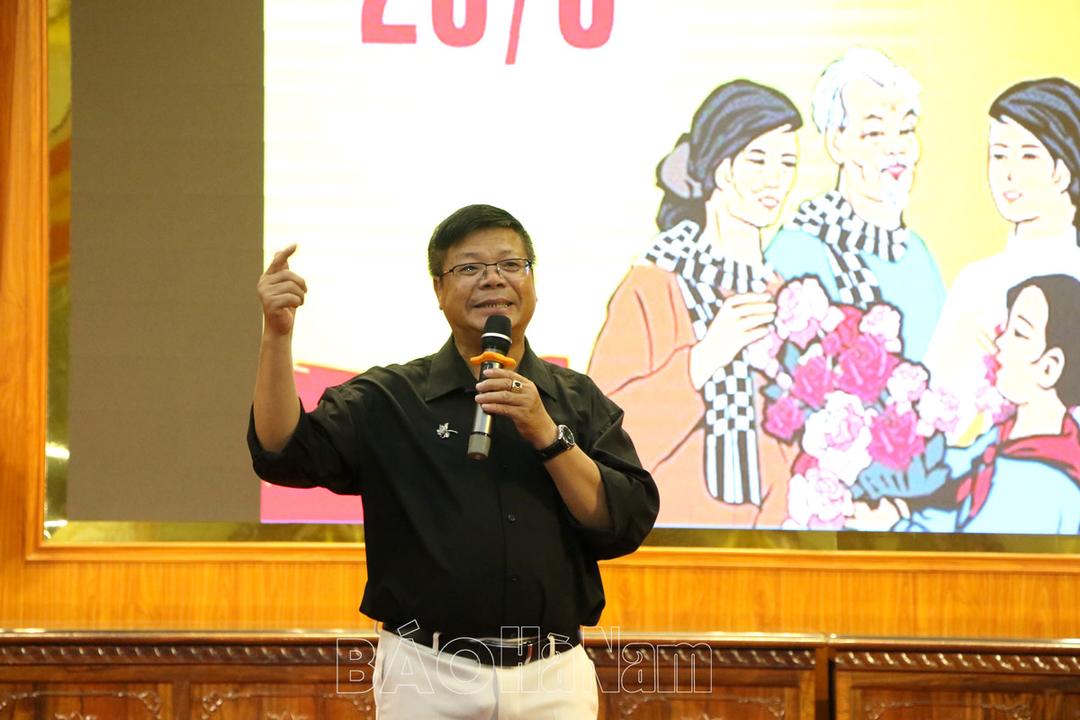Chuyên gia tâm lý Đinh Đoàn nói chuyện chuyên đề “Gia đình hạnh phúc – Quốc gia thịnh vượng" tại thành phố Phủ Lý