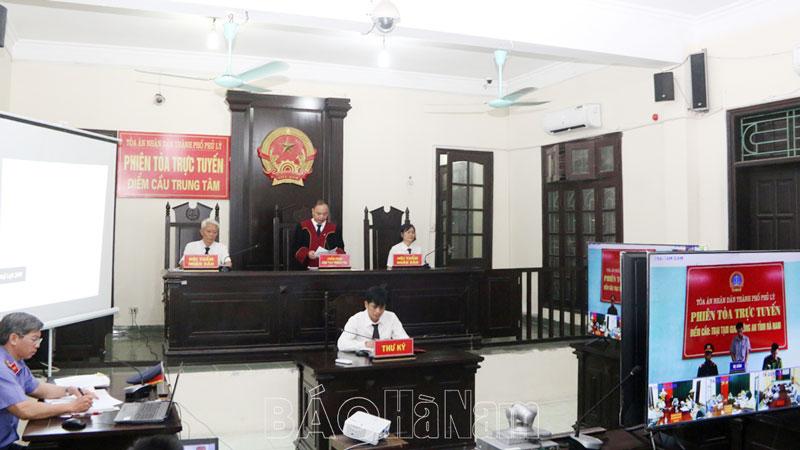 Tòa án nhân dân thành phố Phủ Lý xét xử phiên tòa trực tuyến, rút kinh nghiệm