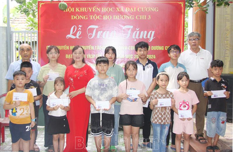 Dòng họ Dương trao thưởng các cháu có thành tích học tập xuất sắc