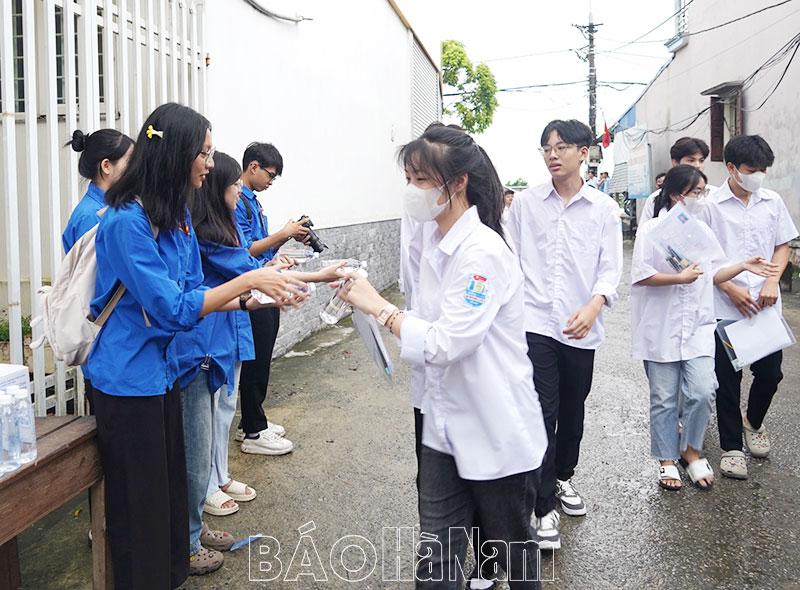 Sắc xanh tình nguyện tiếp sức mùa thi 2024