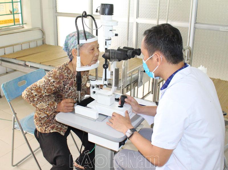 Hơn 200 người cao tuổi xã Tiên Hải được khám mắt, cấp thuốc miễn phí