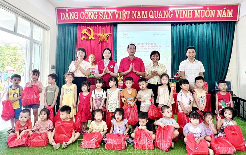 Trao tặng sữa cho trẻ em có hoàn cảnh khó khăn ở Trường Mầm non Phù Vân