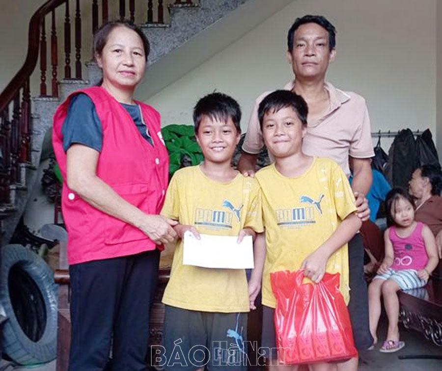 Hội Chữ thập đỏ thị xã Duy Tiên thăm, tặng quà gia đình có hoàn cảnh khó khăn