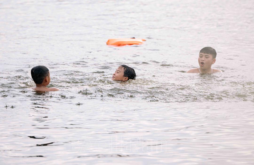 Bất chấp cảnh báo người dân vô tư bơi lội trên hồ