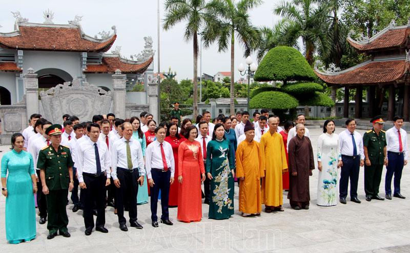 Đoàn đại biểu dự Đại hội MTTQ Việt Nam tỉnh Hà Nam lần thứ XVII dâng hương tưởng nhớ Chủ tịch Hồ Chí Minh và các Anh hùng Liệt sĩ