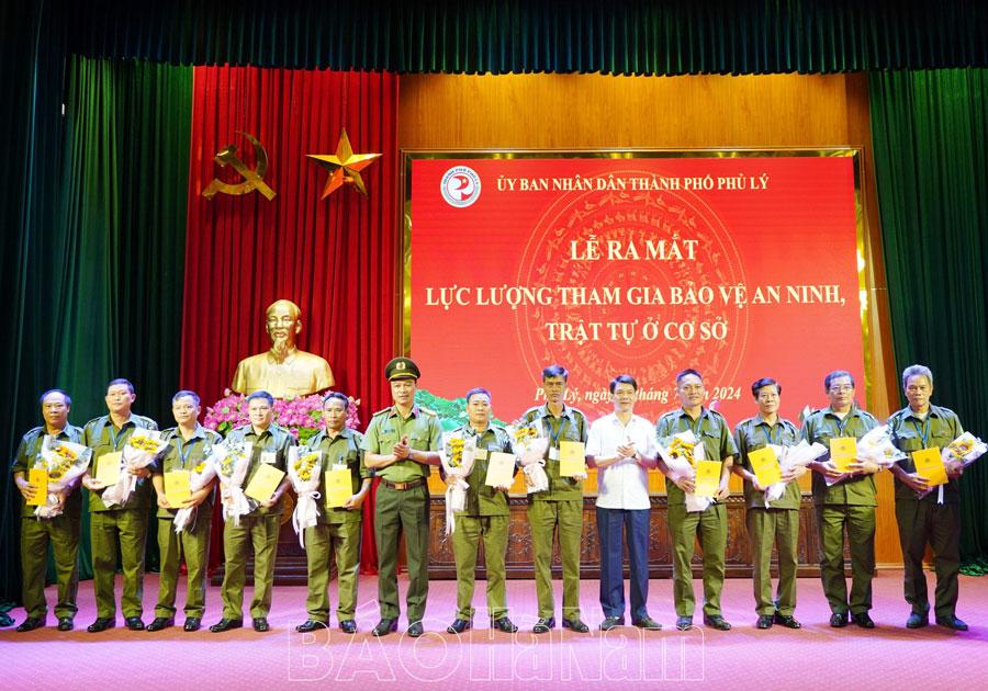 Phủ Lý ra mắt lực lượng tham gia bảo vệ ANTT ở cơ sở