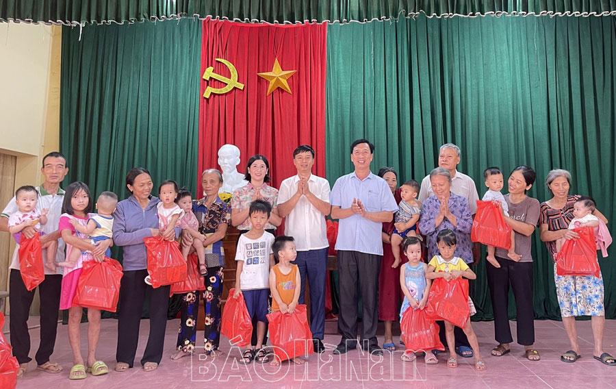 Trao tặng sữa cho trẻ em nghèo, khuyết tật tại Bình Lục, Lý Nhân, Duy Tiên