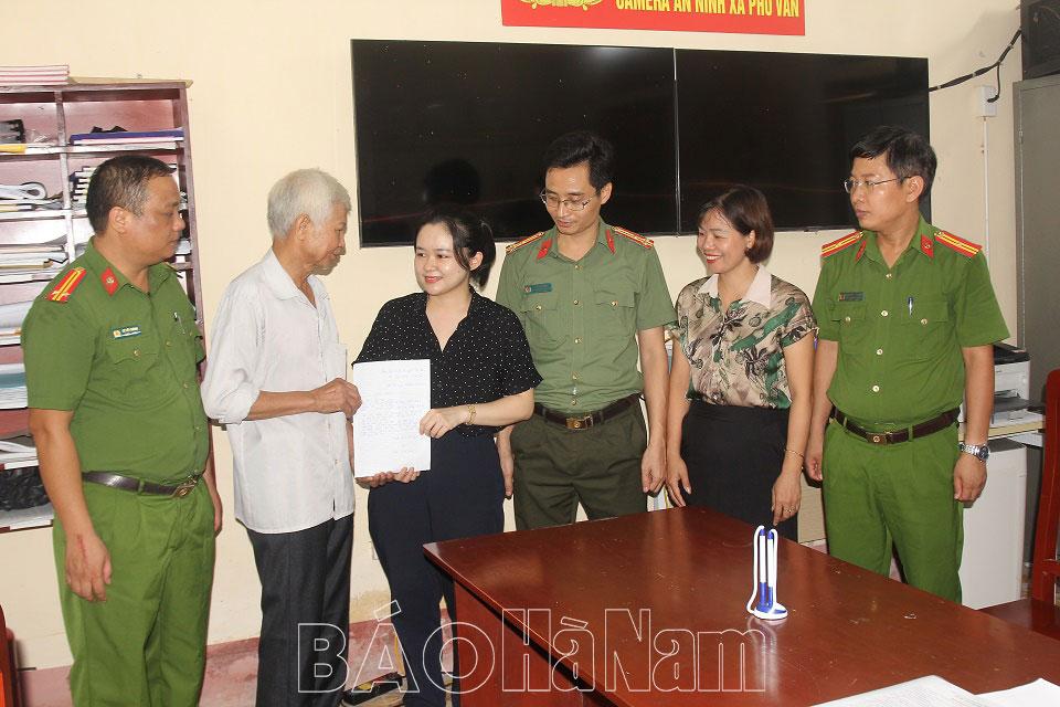 Công an xã Phù Vân giúp công dân nhận lại 123 triệu đồng do chuyển nhầm tài khoản