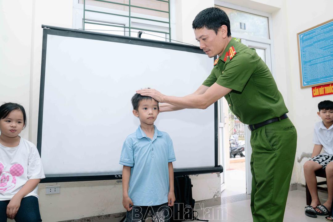 Trẻ em Hà Nam nô nức đi làm thẻ căn cước mới