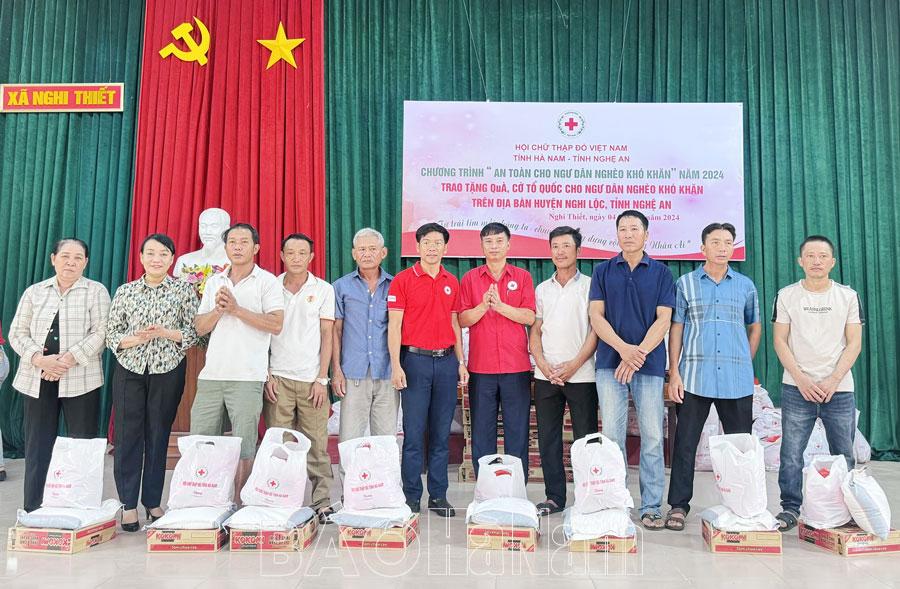 Hội Chữ thập đỏ tỉnh Hà Nam trao tặng 200 suất quà động viên ngư dân nghèo tại Nghi Lộc (Nghệ An)