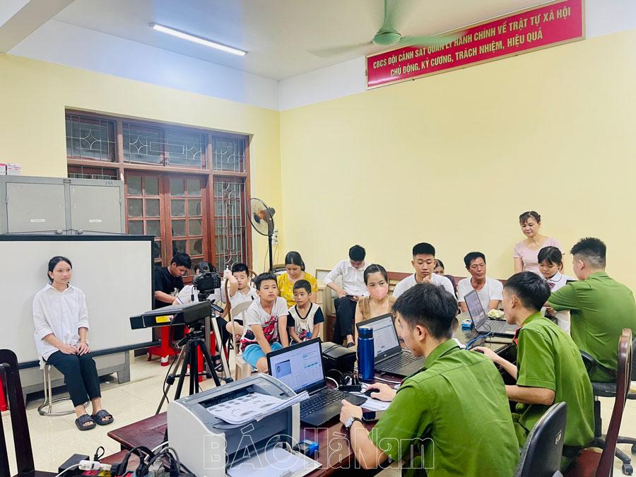 Gần 1.400 trẻ em dưới 14 tuổi ở Bình Lục được thu nhận hồ sơ cấp căn cước sau 4 ngày triển khai