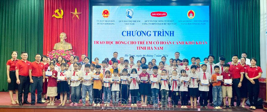 Dai-ichi Life Việt Nam hỗ trợ giáo dục cho trẻ em có hoàn cảnh khó khăn tại Hà Nam