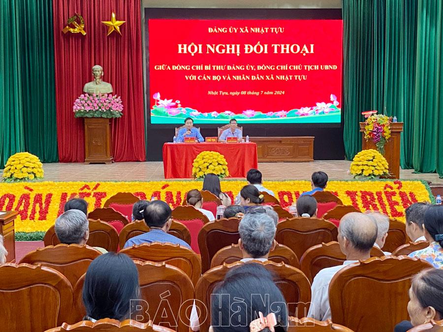 Người đứng đầu cấp ủy, chính quyền xã Nhật Tựu đối thoại với cán bộ, nhân dân