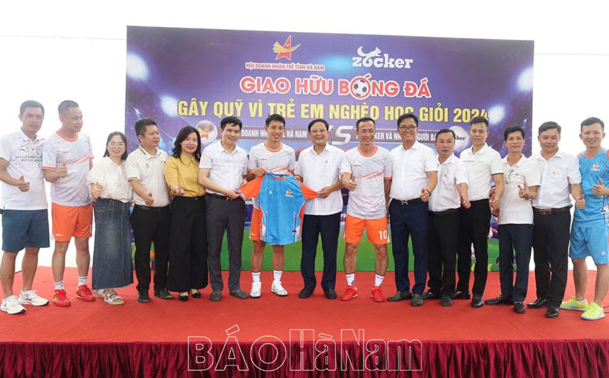 Hội Doanh nhân trẻ tỉnh tổ chức giao hữu bóng đá gây Quỹ Vì trẻ em nghèo học giỏi