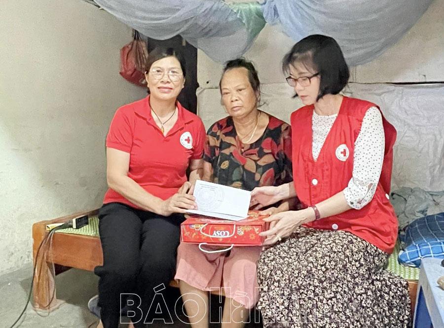 Hội Chữ thập đỏ tỉnh phối hợp trao tiền hỗ trợ cho địa chỉ nhân đạo ở huyện Kim Bảng