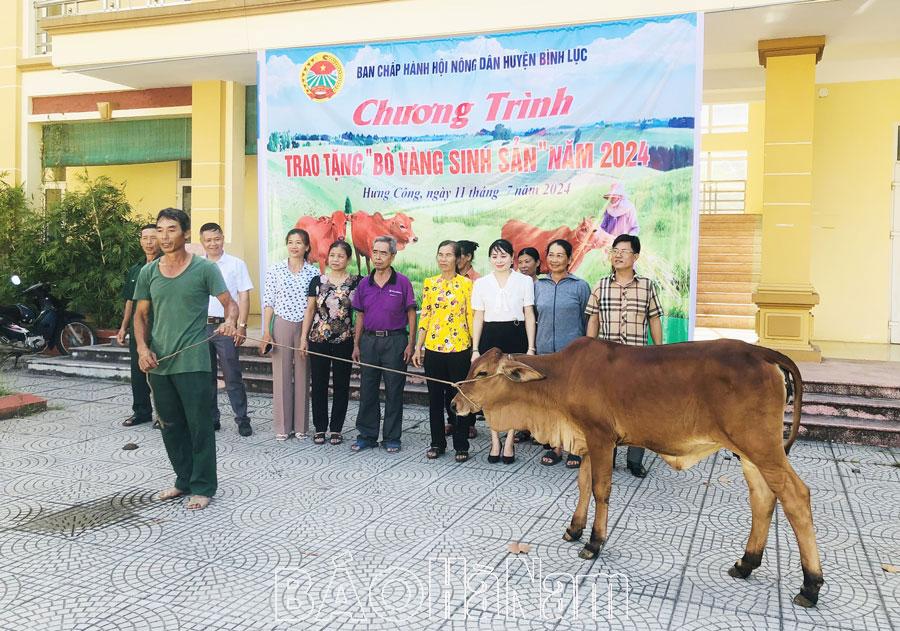 Hội Nông dân huyện Bình Lục trao tặng bò vàng sinh sản cho hội viên nông dân nghèo