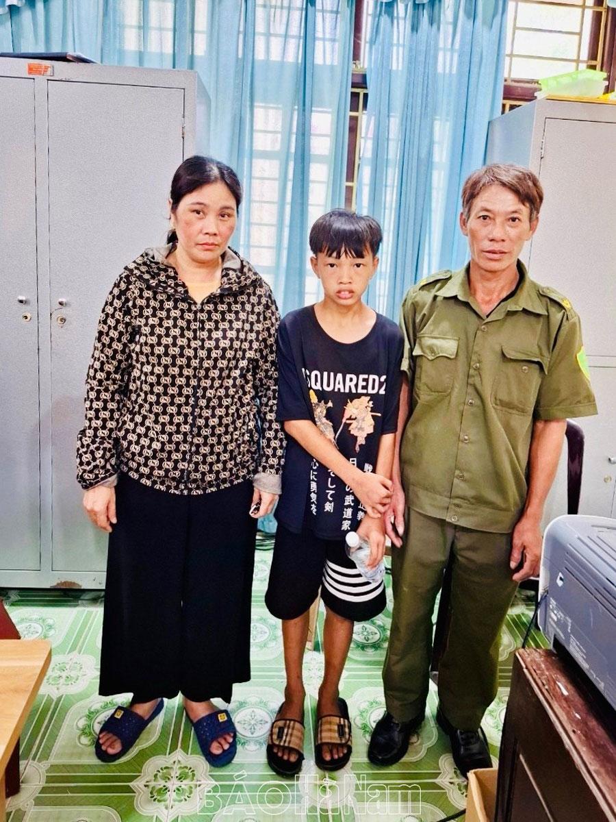 Lực lượng ANTT ở cơ sở xã Vũ Bản giúp cháu bé đi lạc trở về gia đình