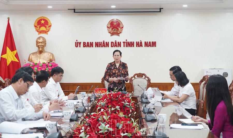 Các đại biểu HĐND tỉnh thảo luận ở tổ