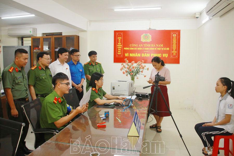 Lãnh đạo Tỉnh đoàn thăm, tặng quà cán bộ, chiến sĩ làm nhiệm vụ cấp thẻ căn cước cho công dân