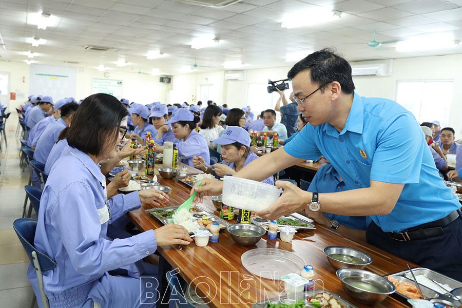 Công đoàn các KCN tỉnh tổ chức “Bữa cơm Công đoàn”