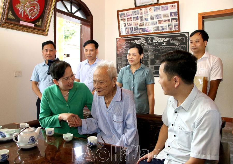 Đồng chí Bí thư Tỉnh ủy Lê Thị Thủy thăm, tặng quà gia đình chính sách tại huyện Kim Bảng