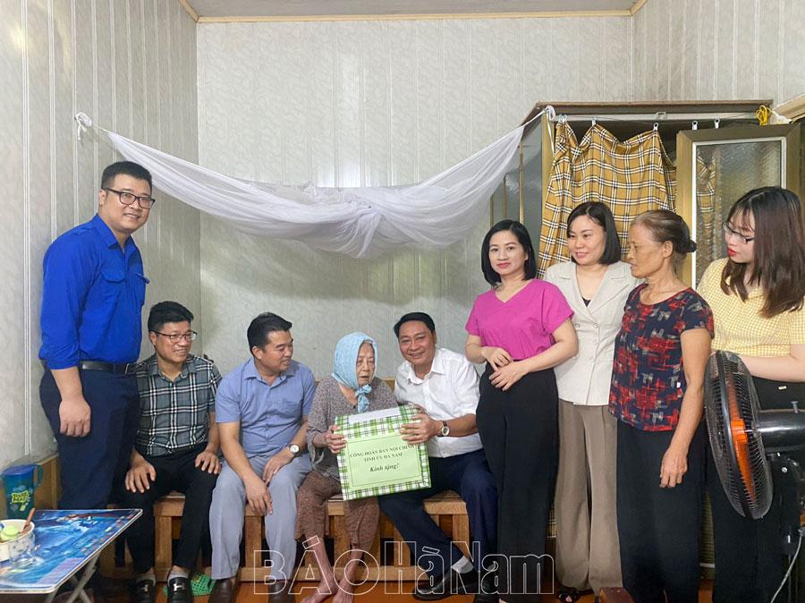 Công đoàn Ban Nội chính Tỉnh ủy thăm, tặng quà đối tượng chính sách