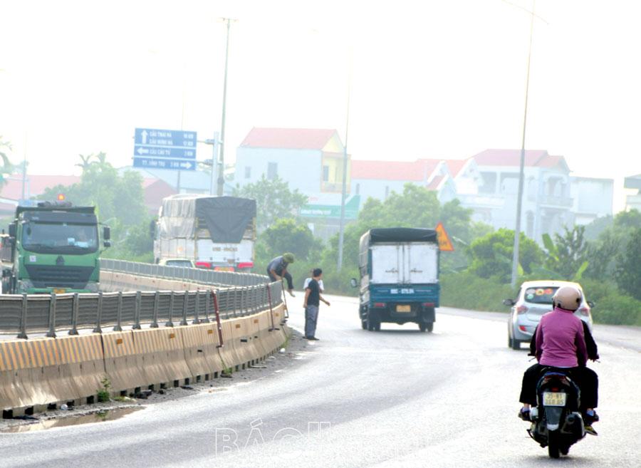 Xử lý nghiêm người trèo qua dải phân cách để qua đường