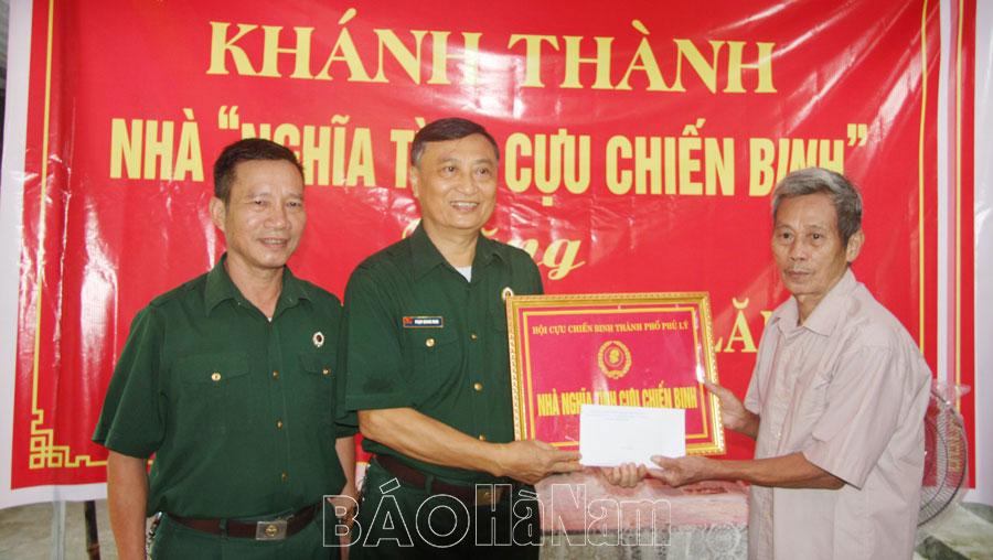 Hội Cựu chiến binh thành phố Phủ Lý bàn giao nhà “Nghĩa tình cựu chiến binh”
