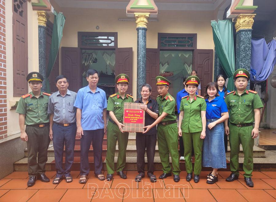 Phối hợp tổ chức hoạt động “đền ơn đáp nghĩa” tại xã Xuân Khê