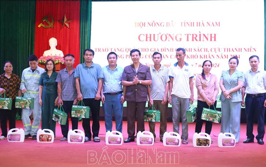 Hội Nông dân tỉnh trao tặng 16 suất quà cho đối tượng chính sách có hoàn cảnh khó khăn