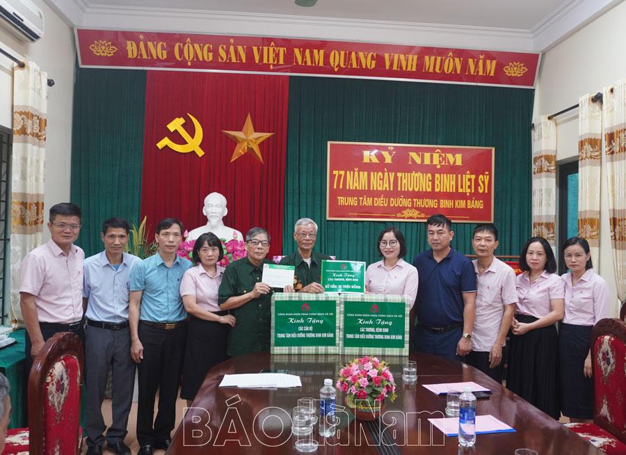 Công đoàn cơ sở Chi nhánh NHCSXH Hà Nam tặng quà các Trung tâm Điều dưỡng thương binh