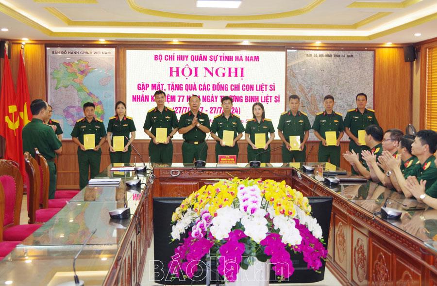 Bộ CHQS tỉnh tặng quà con liệt sĩ nhân ngày thương binh liệt sĩ