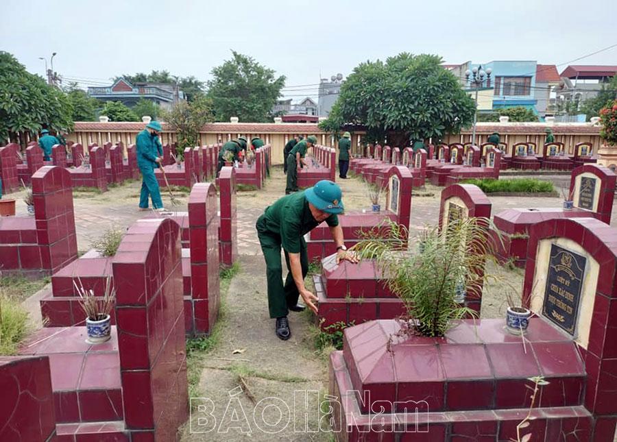 Hội CCB thị trấn Kiện Khê phối hợp tổ chức vệ sinh môi trường nghĩa trang liệt sỹ