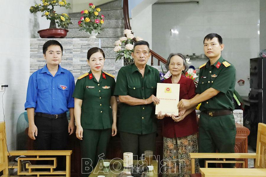 Đoàn Thanh niên – Hội Phụ nữ Bộ CHQS tỉnh tặng quà gia đình chính sách phường Lê Hồng Phong